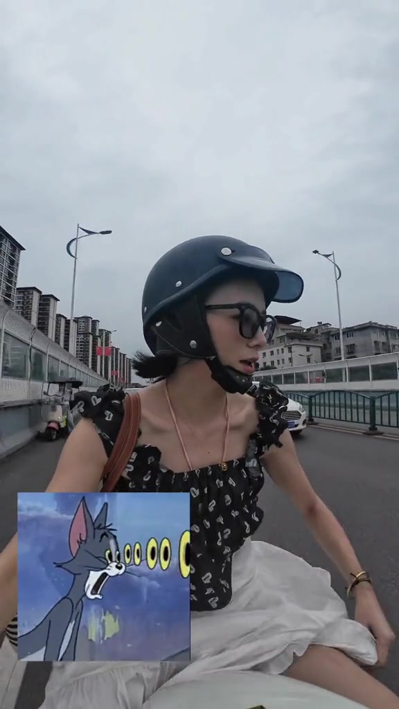 美女社死现场，穿裙子骑车