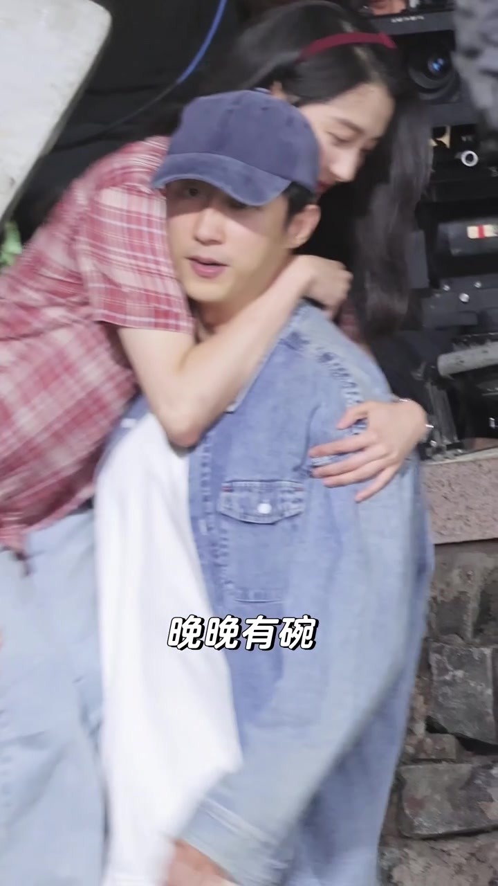 黄景瑜单手抱关晓彤，男友力爆棚啊
