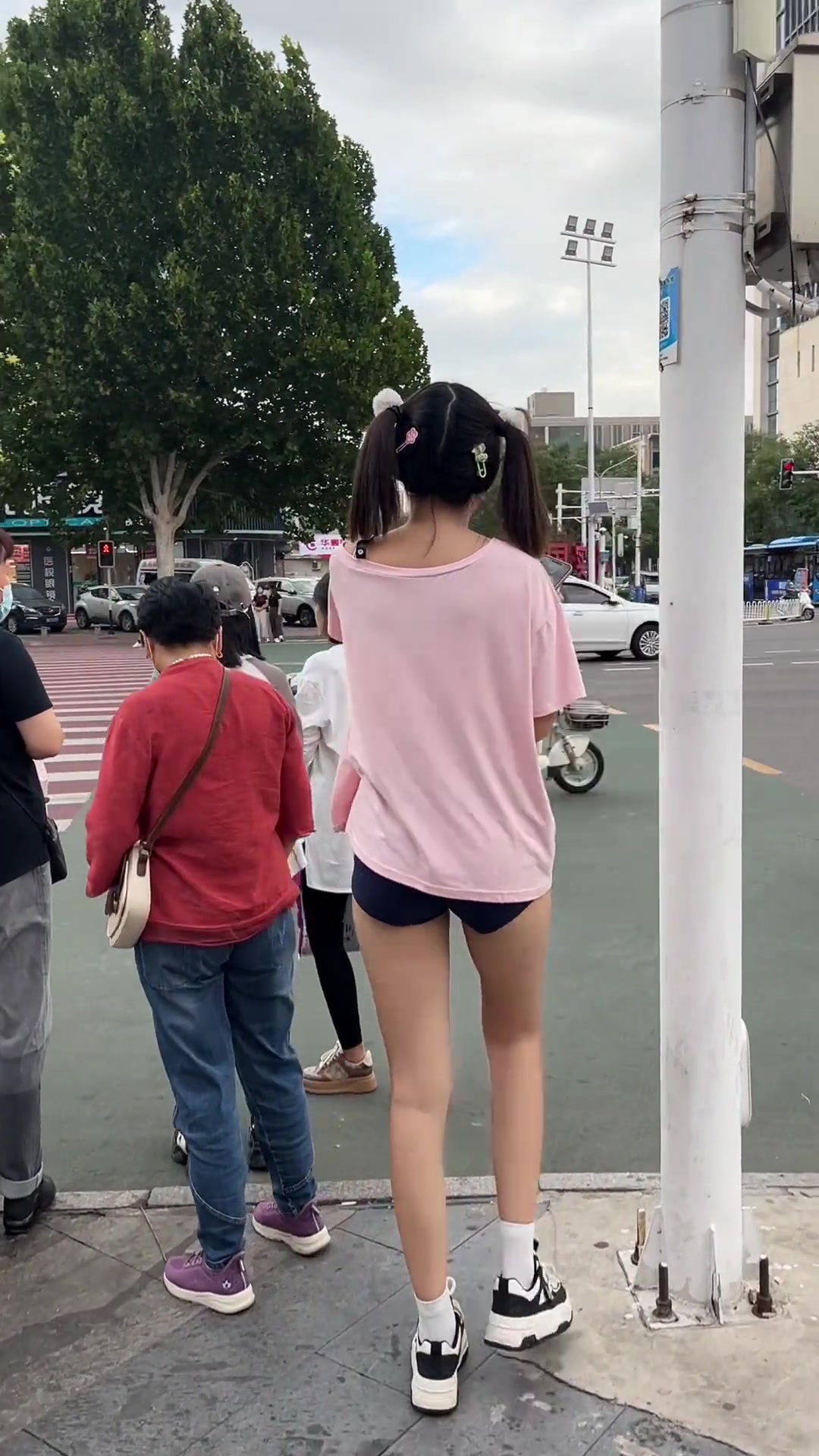 给你们看看1米8女生的路人视角，路人充满疑惑