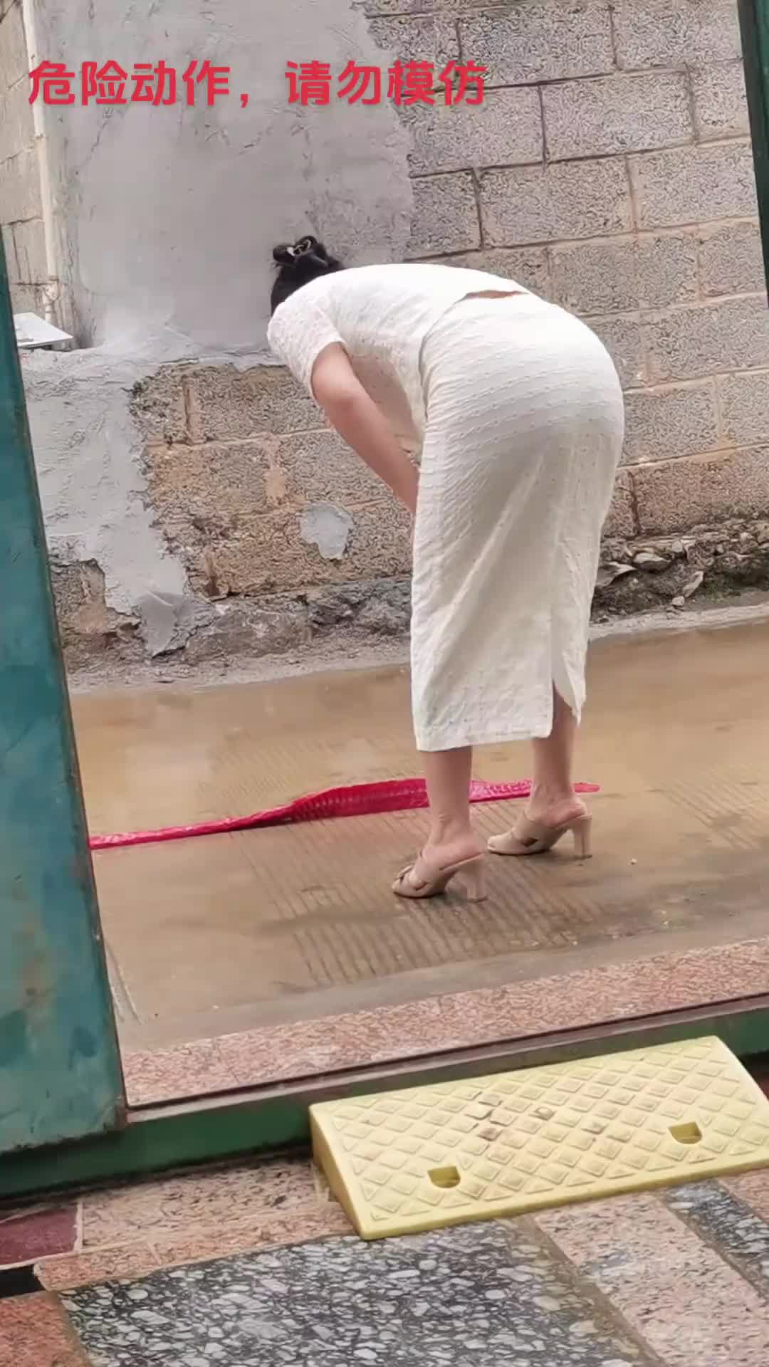 她这样点鞭炮，和送人头有什么区别啊...