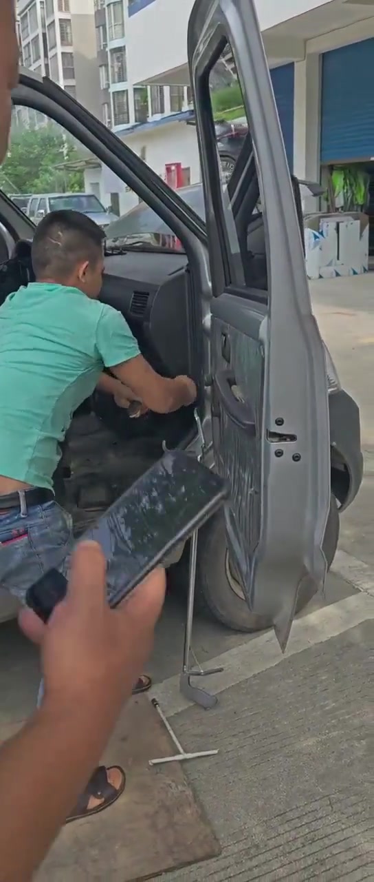 这大哥是狠人呀！