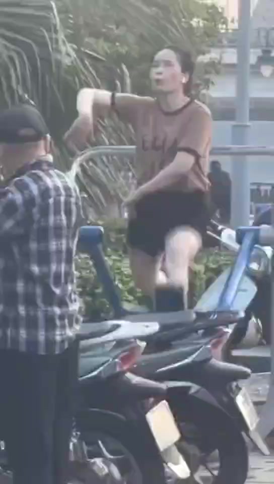 这大姐不去开个直播可惜了