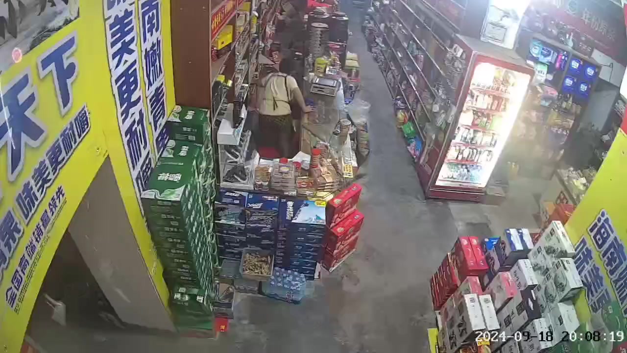 地震没伤着大妈，逃跑的时候倒是摔了！！