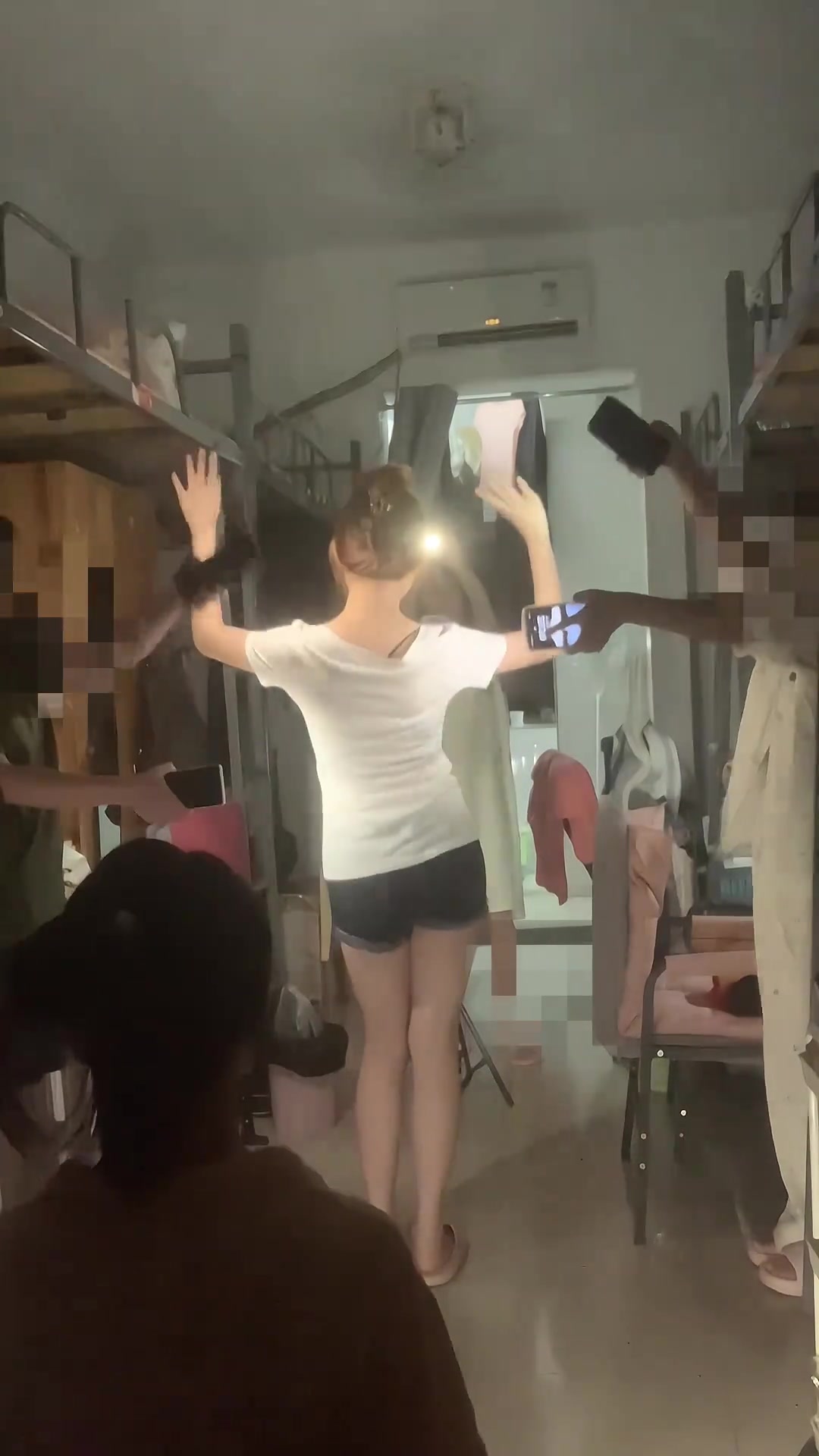 大学女生宿舍为了打造一个网红，也是大费周章啊...