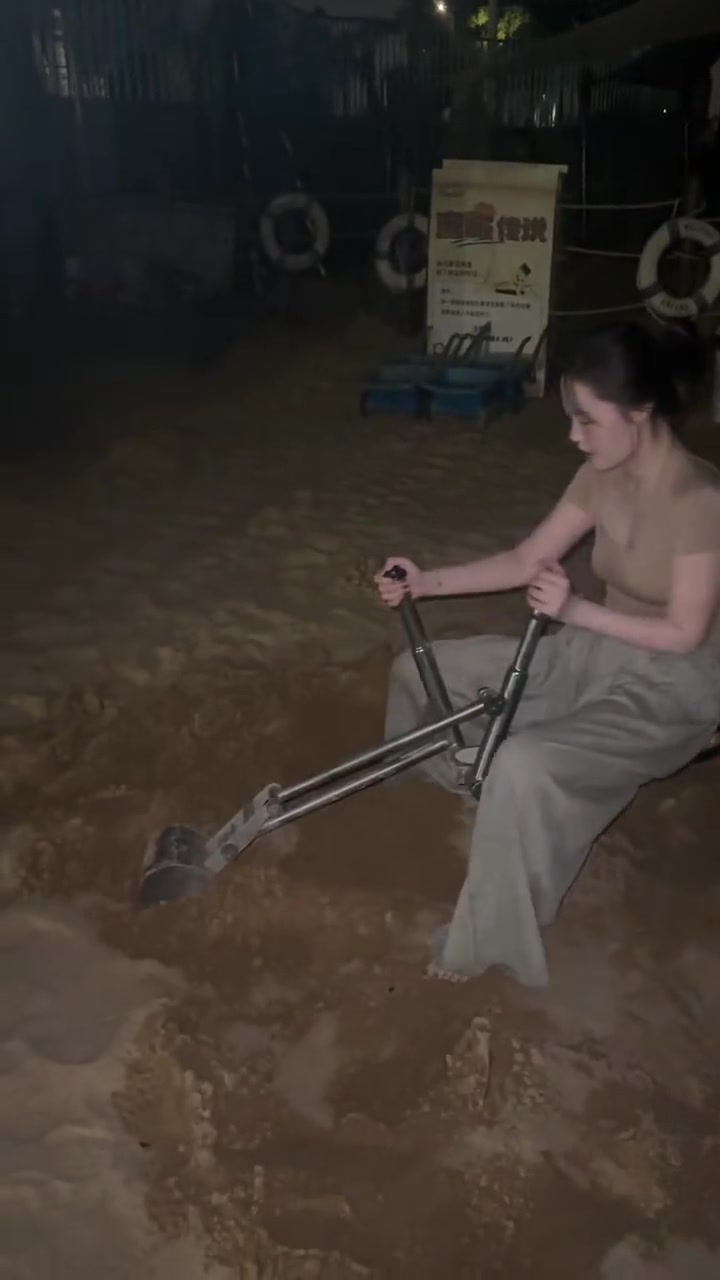瞧瞧，可真是个挖掘机小天才！