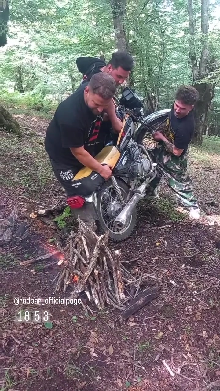 荒郊野岭没火咋办那就用摩托车生火吧！