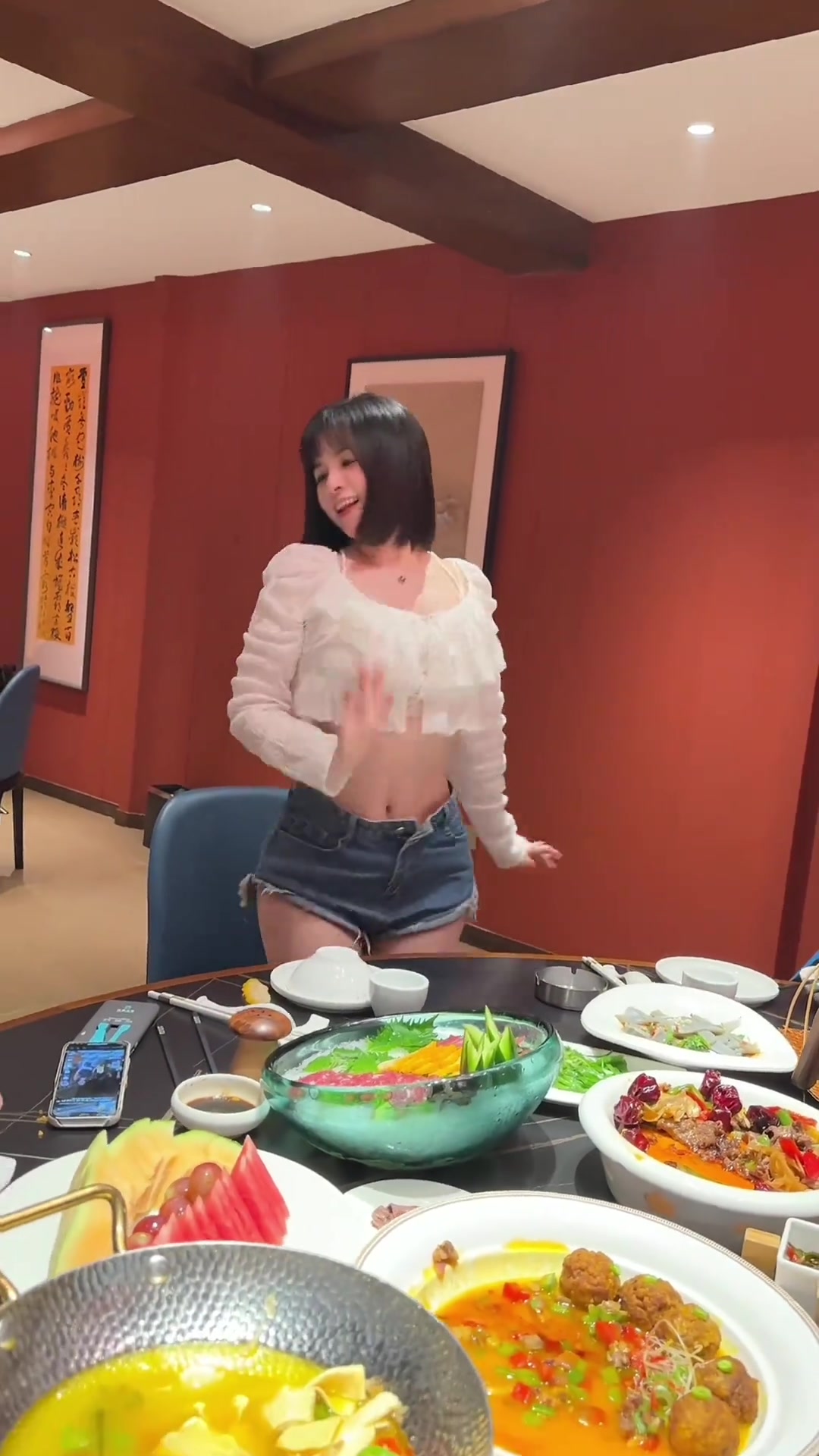 吃个饭还要轮流跳舞啊