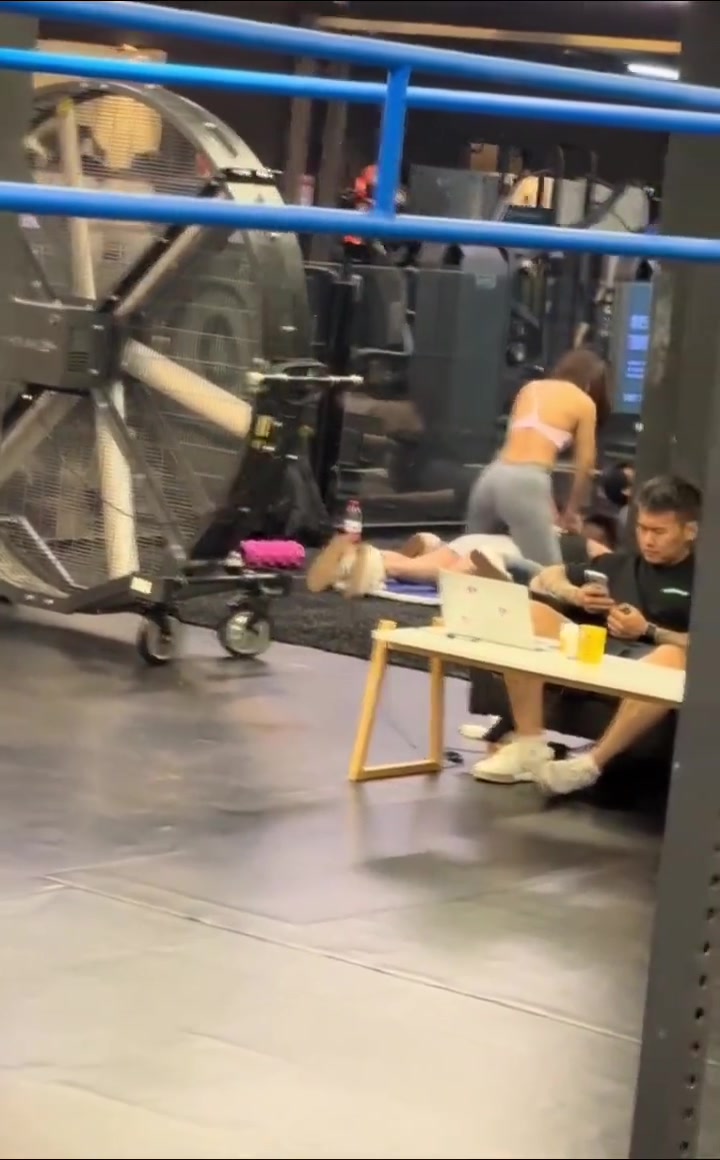 原来女私教是可以帮忙放松的呀