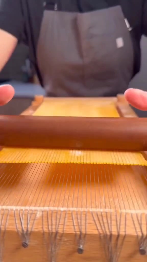 原来高端的面条都是纯手工制作的！