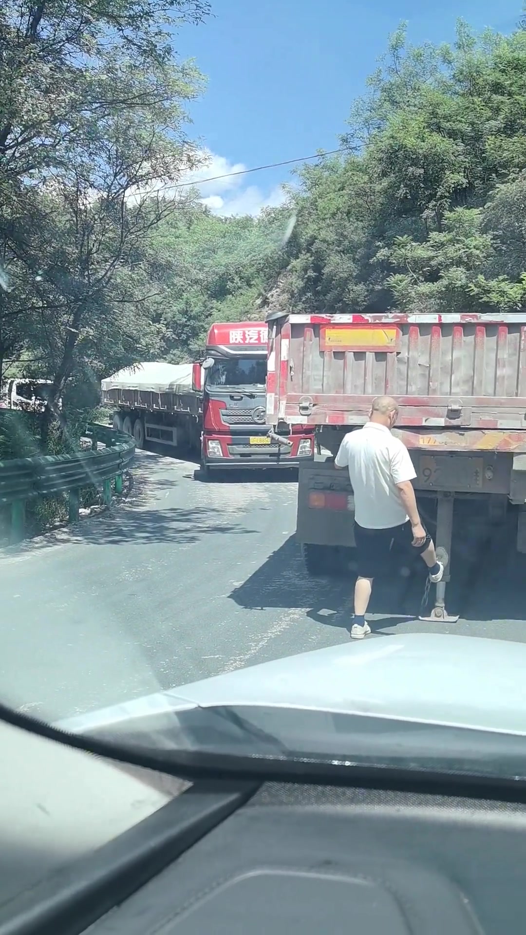 大哥扶着车身起到了什么作用课代表回答一下