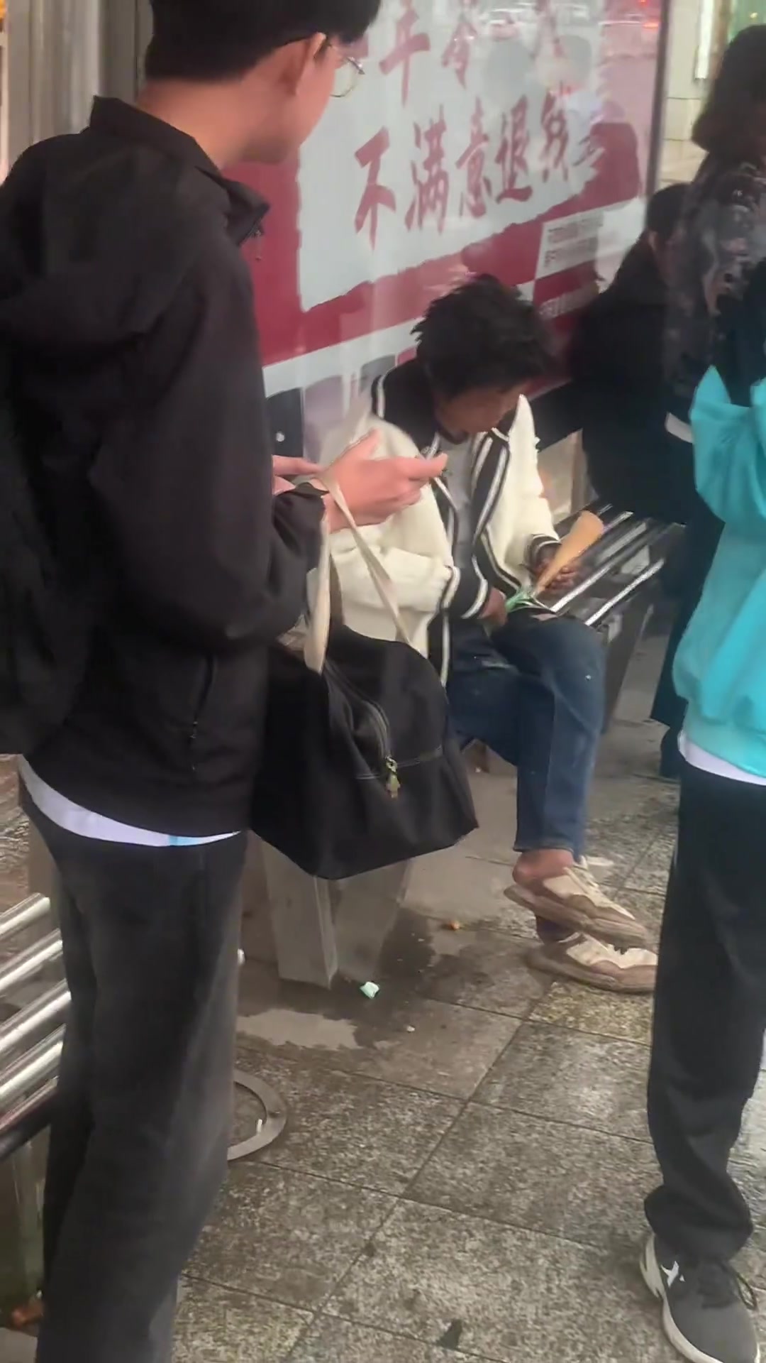 给小伙子直接搞蒙了