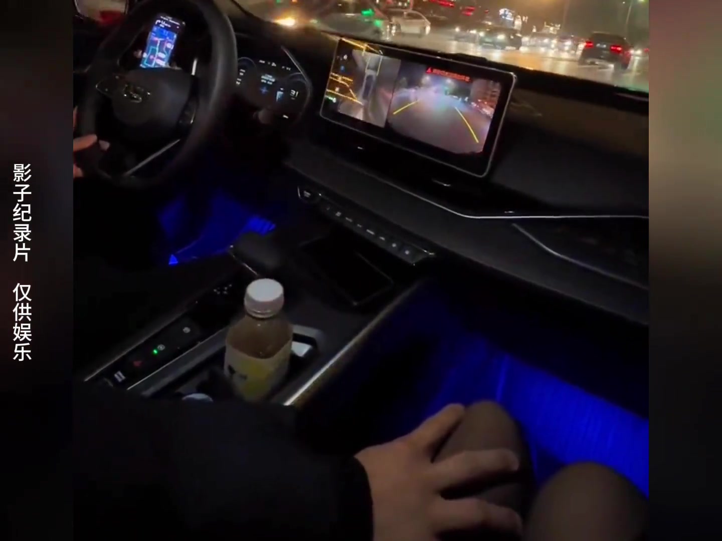 大型纪录片《法拉利撞电瓶车》，只因小姐姐在主驾位“捡手机”