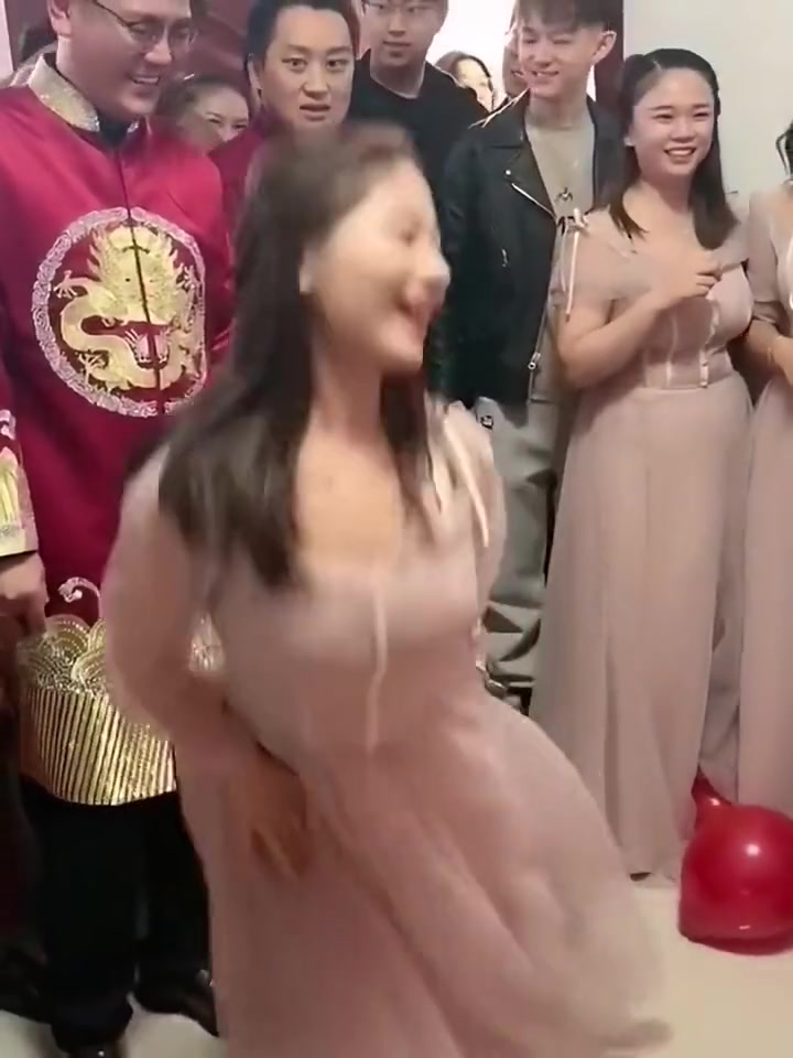 新娘结婚伴娘跳舞！分不清大小王了！！