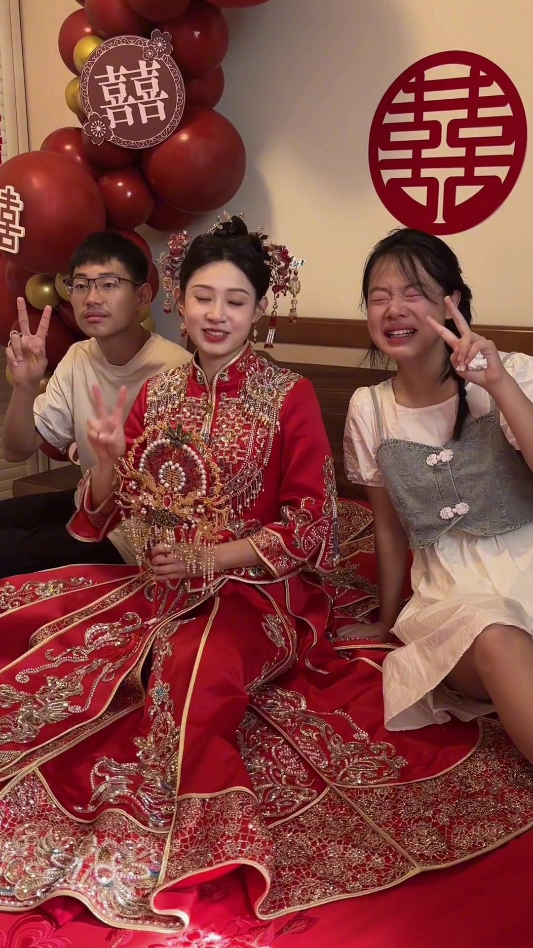 瞬间破防！日夜相随的妹妹没能忍住在姐姐出嫁时不哭