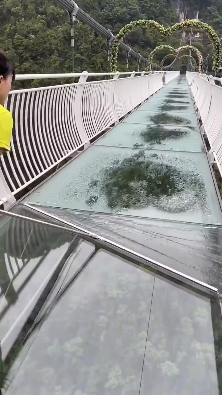这高度别说让我洗玻璃了，我站上去腿都软了！！