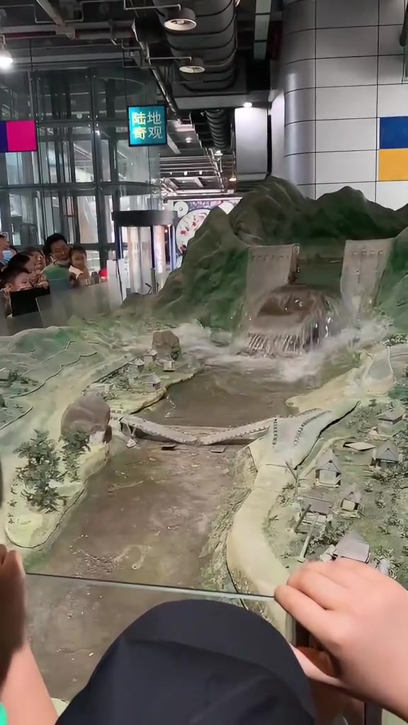 大坝坍塌的那一刻确实非常惊人，洪水的模拟效果也很逼真