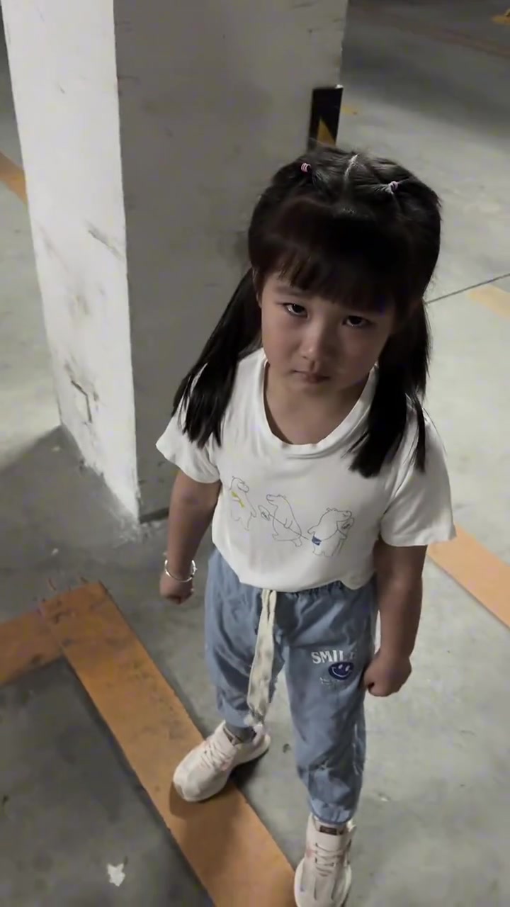 小女孩嫌弃保时捷像大青蛙，哭着闹着不愿意坐