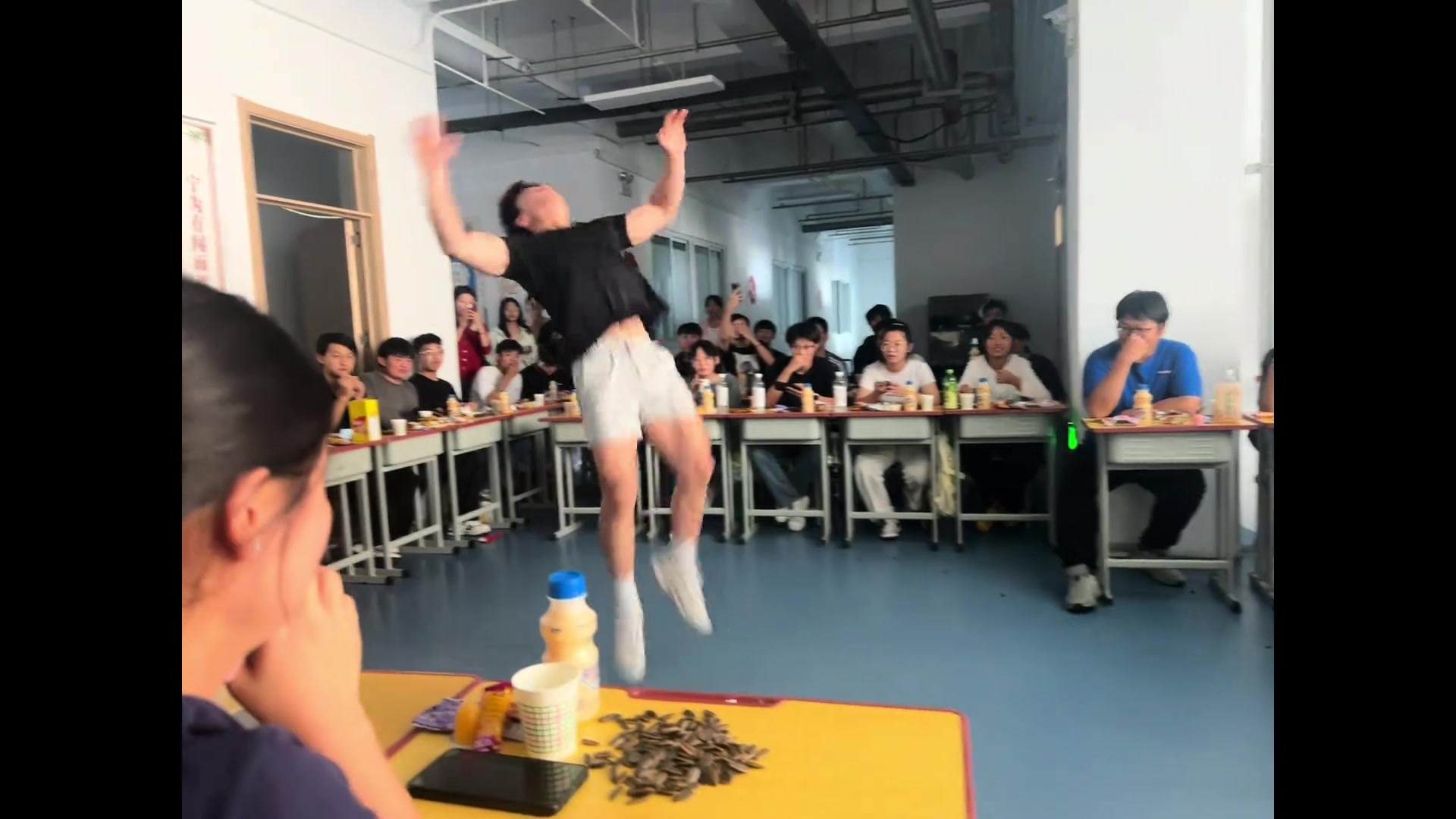 前面是惊喜，后面是惊吓
