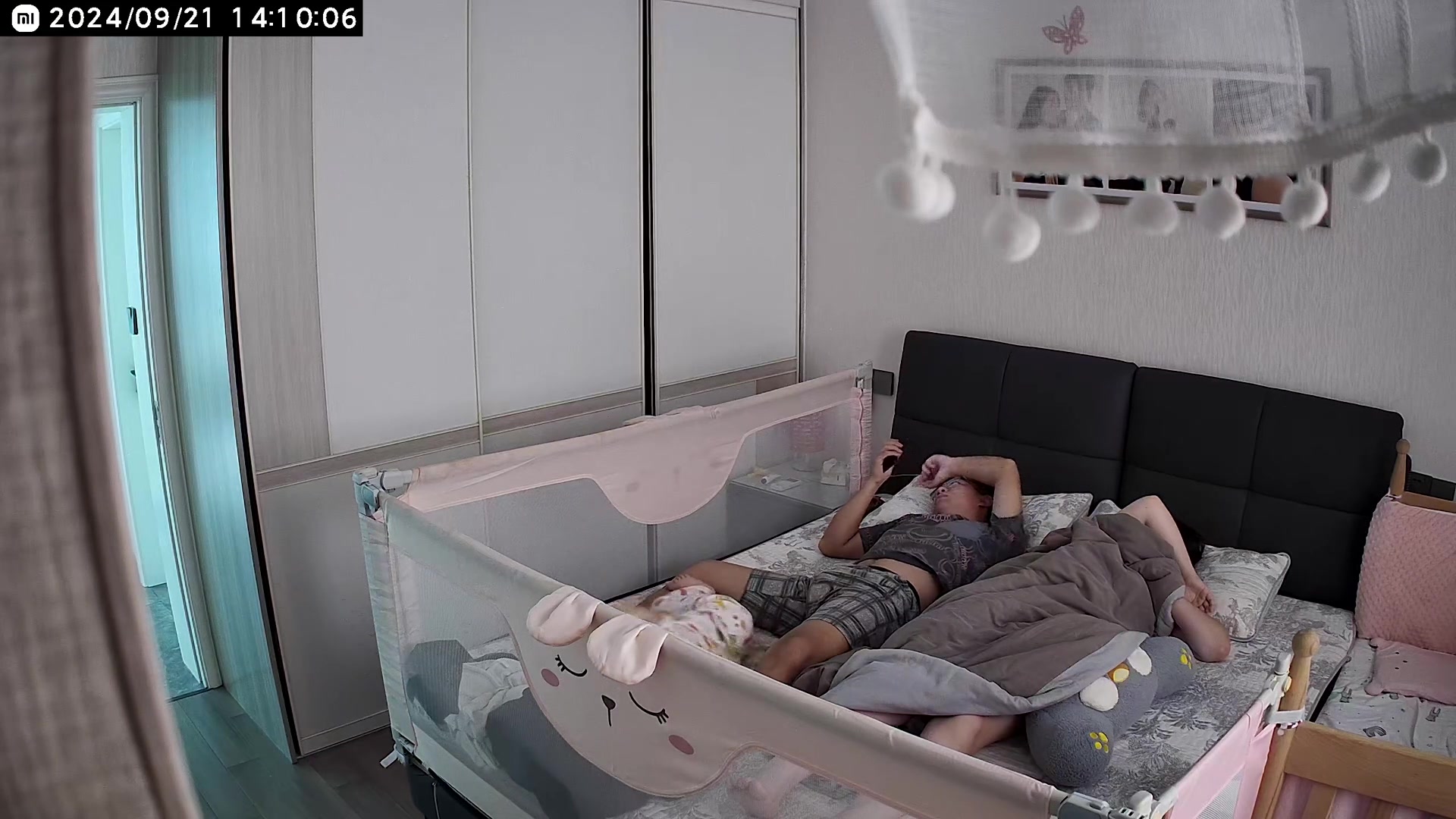 这男的是真疼老婆啊，这么疼竟然都能忍住不出声