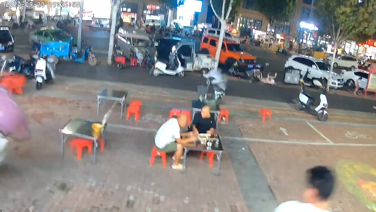 白衣男：出来吃个饭，结果脑瓜子懵懵的