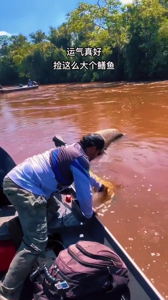 你这是腰带把皮鞋吞了啊，股这么大一个啊！！