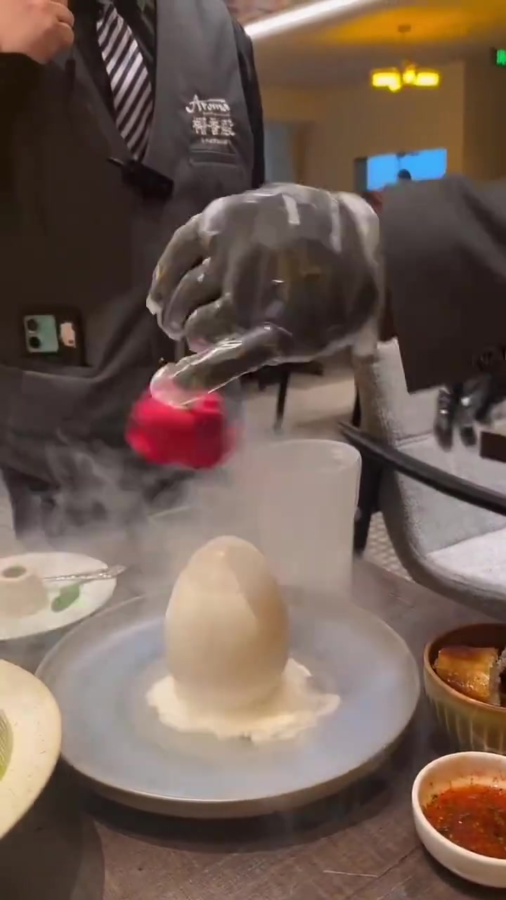 杯子上一闪而过的是蟑螂吗