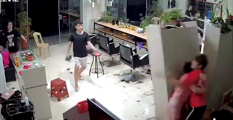 小情侣想啵个嘴，结果惹出大祸！