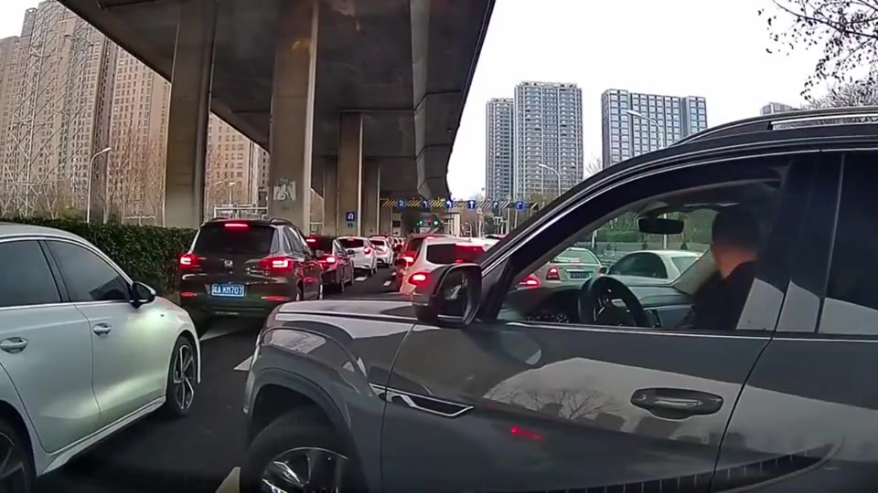 解气！大家猜下这个司机想说啥