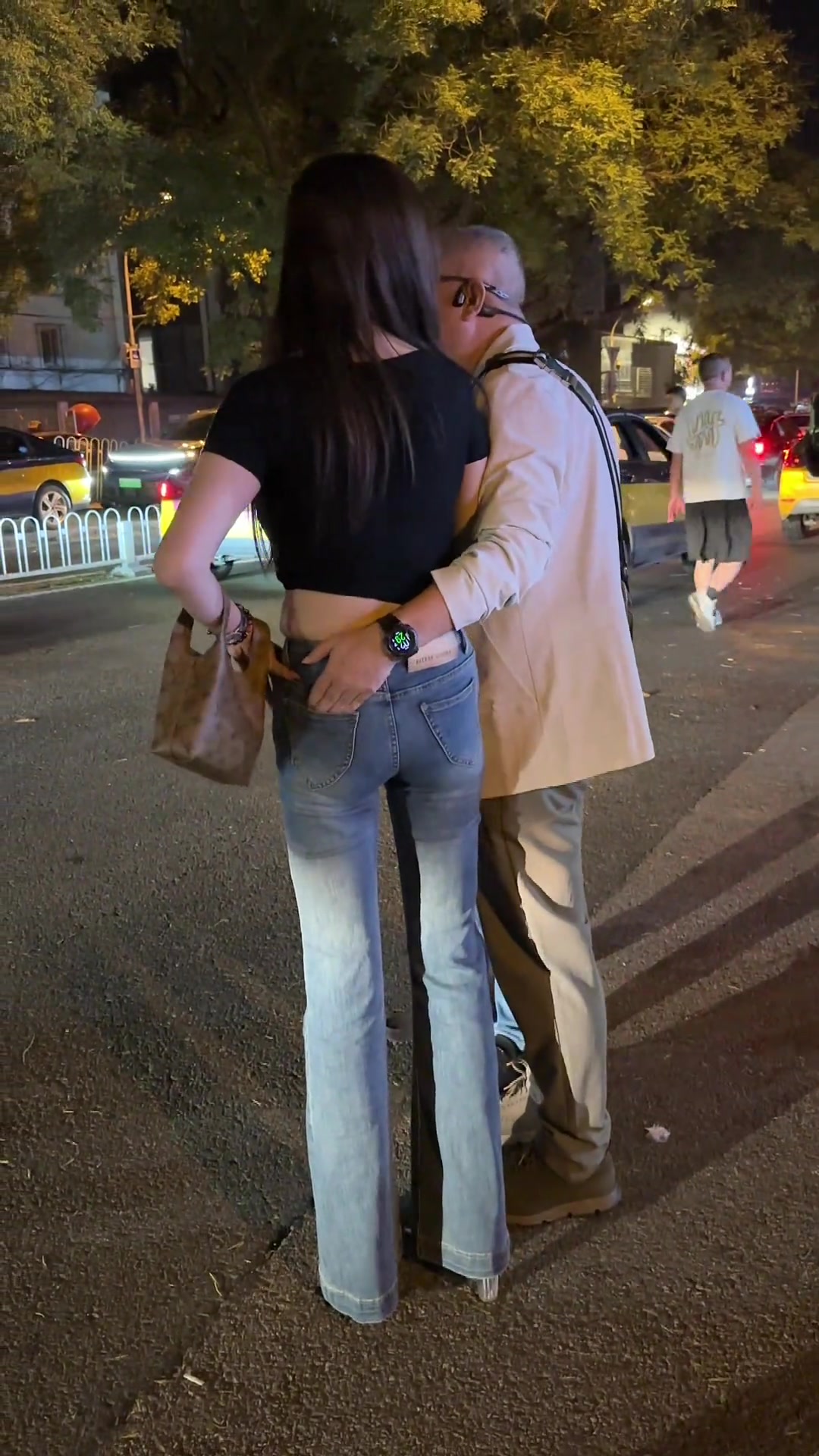 街头看到的一幕，这大爷和她绝对是真爱吧！