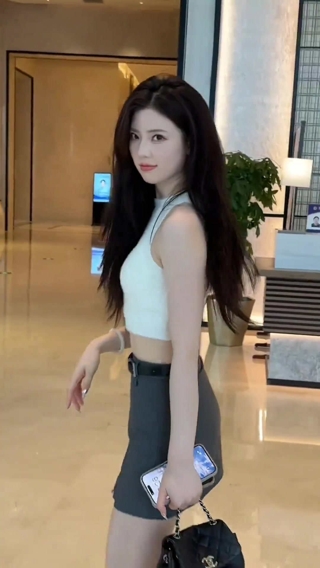 只要美女模特愿意配合，怎么骂摄影师都可以的嘛...