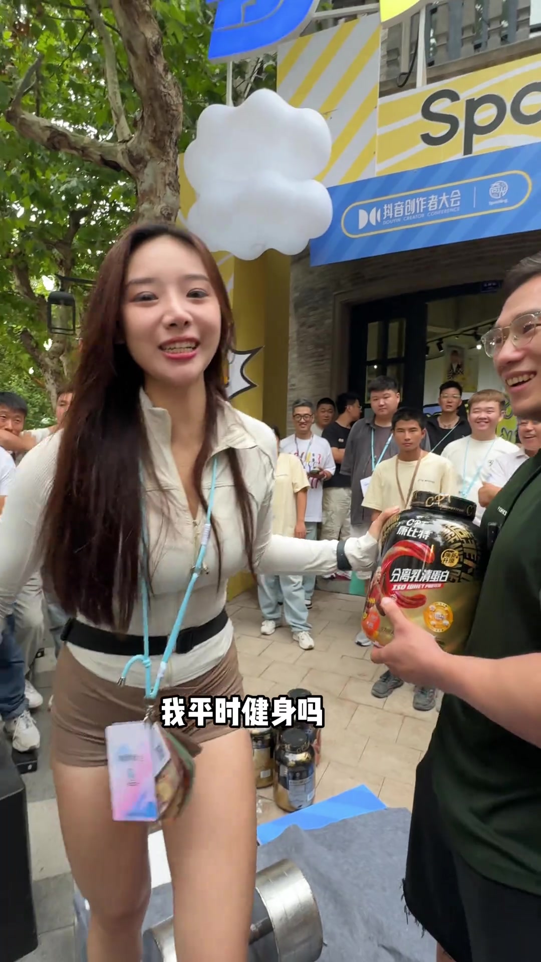 吧友们觉得她这身板，100Kg的哑铃是极限么