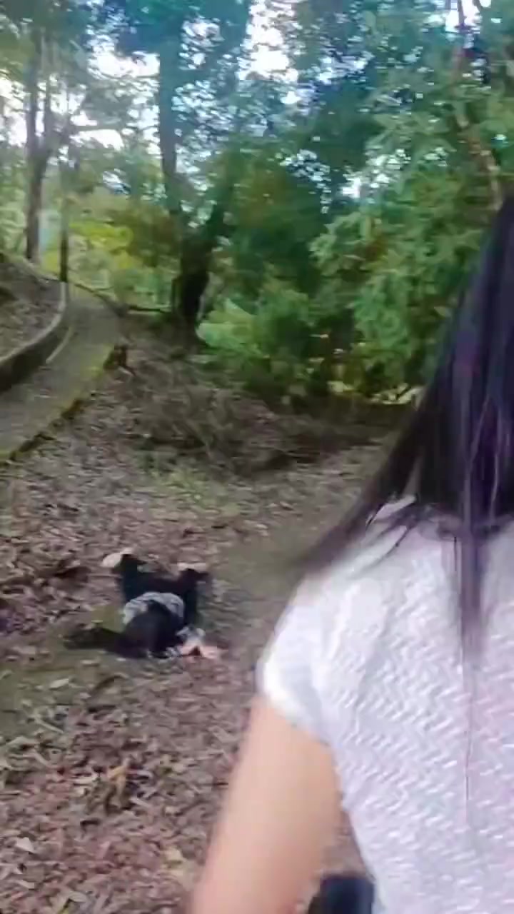 她为什么不抓住绳子，是因为不喜欢么