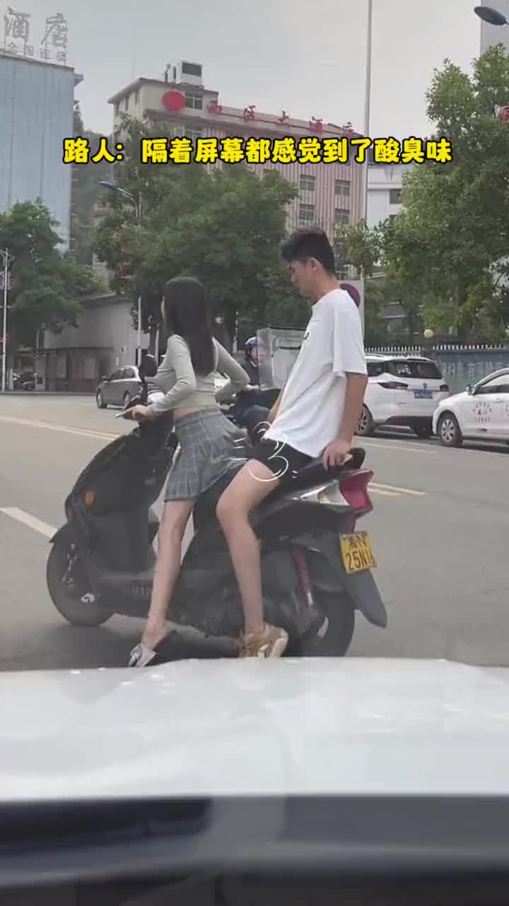 闻到恋爱的酸臭味是吧！这男的，生在福中不知福！