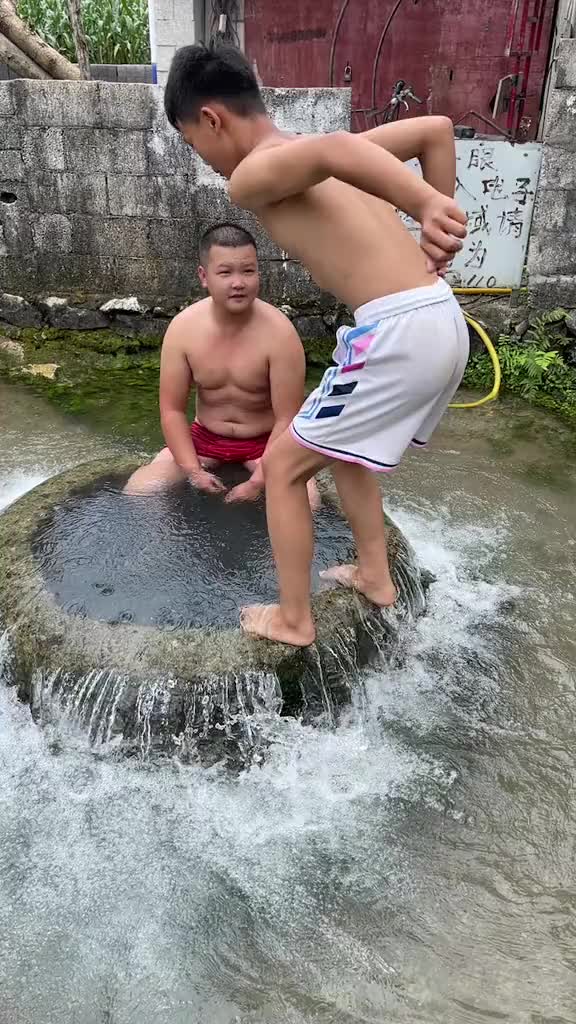 很危险，不要这样玩！！这大人也不拦着孩子！
