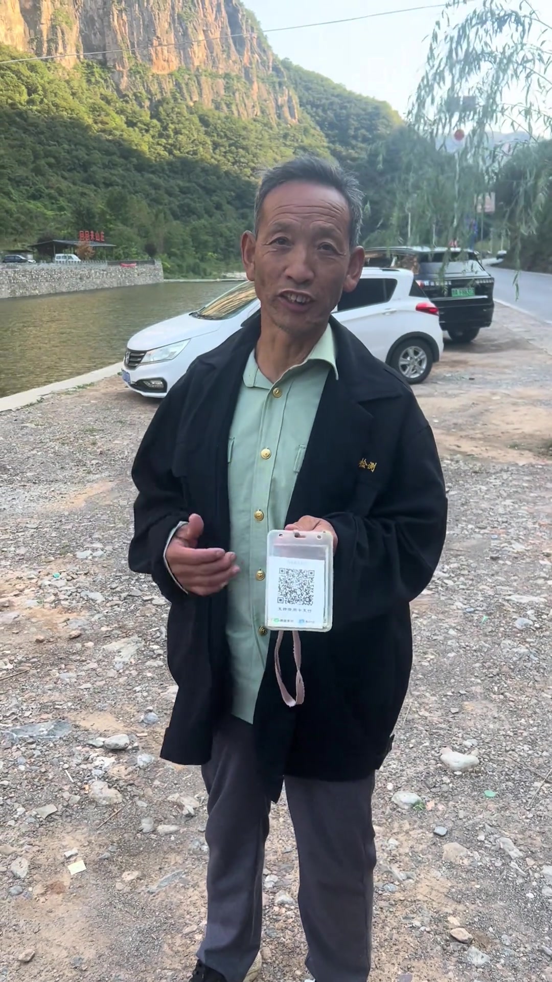 网友自驾游路过免费景点，被村民无故索取10元停车费
