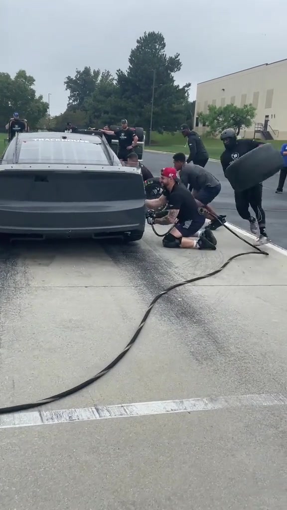 赛车换轮胎实录！一个车胎就一个螺丝吗