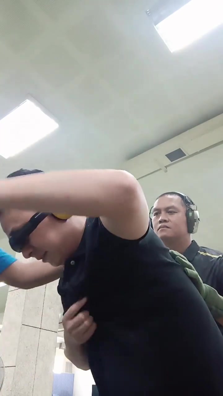 弹壳烫的胸口疼让教练一激灵！怪不得不允许女的穿低胸衣服打枪了