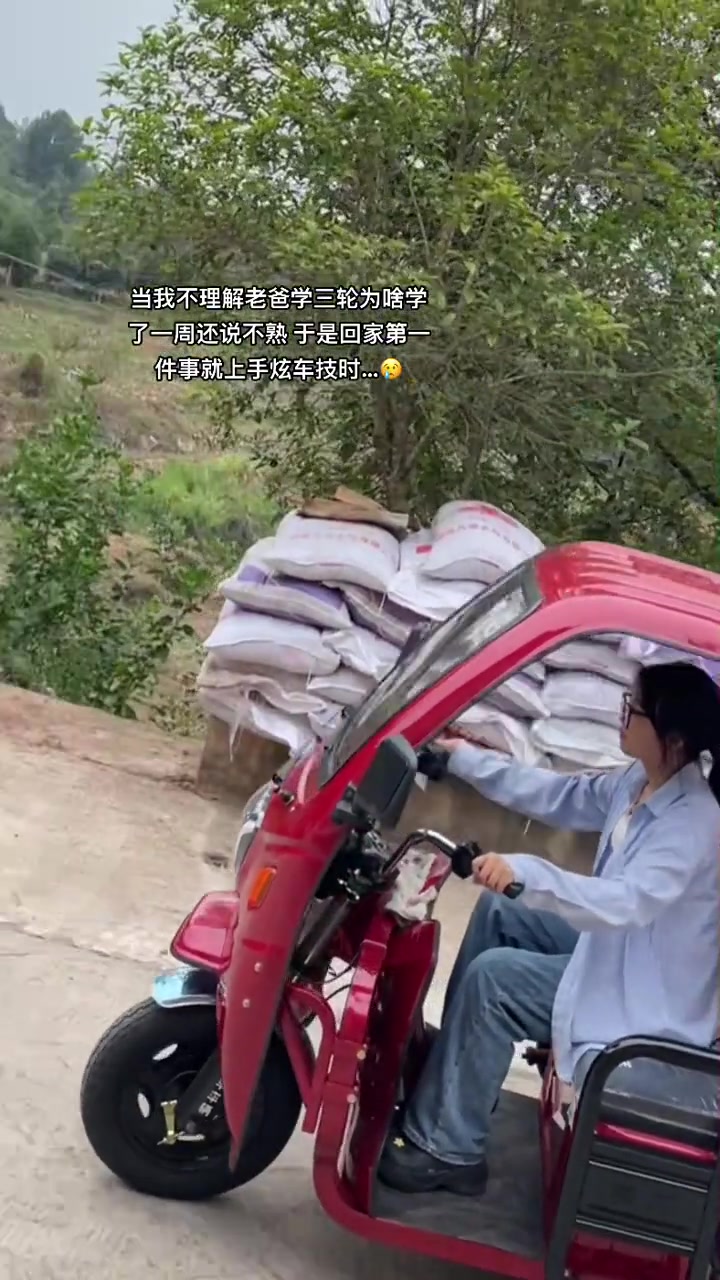 女孩不信父亲说三轮车很难，想证明自己结果...