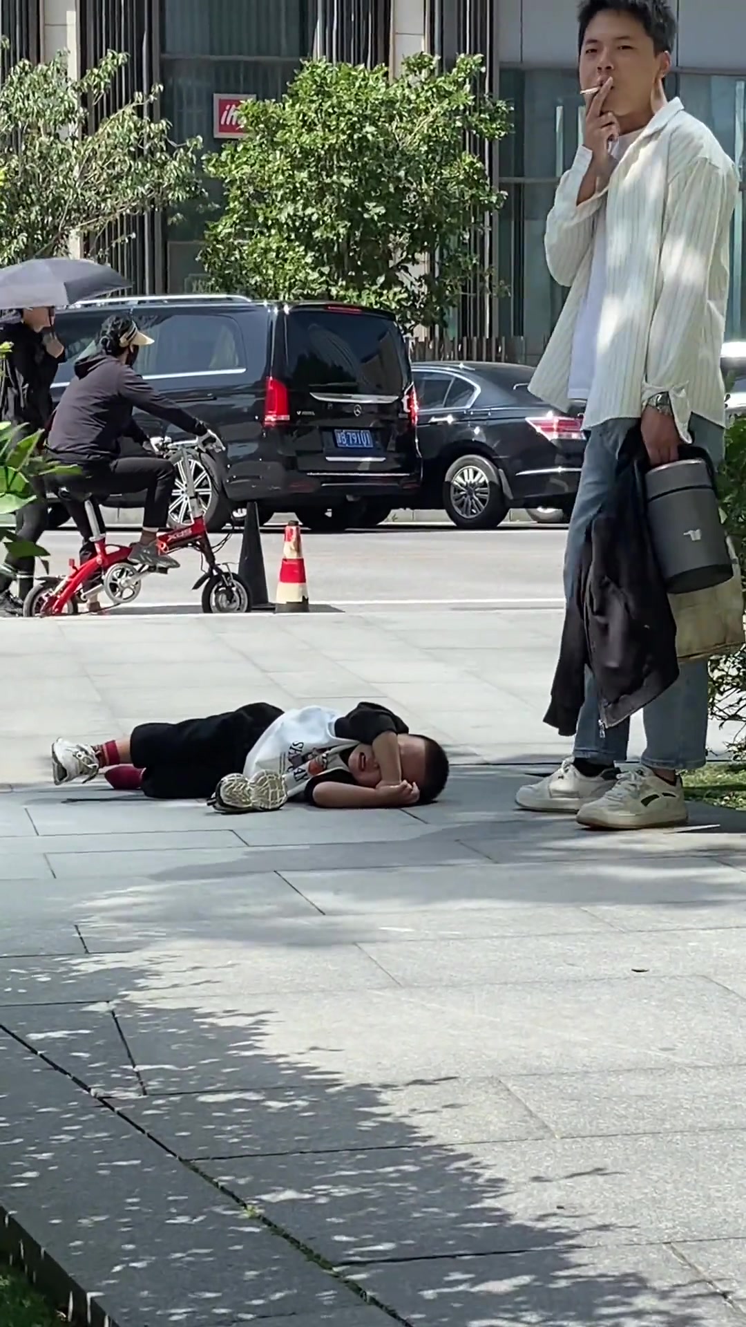 一言不和撒泼打滚那就滚吧破碎的娃看戏的爸拍照的妈
