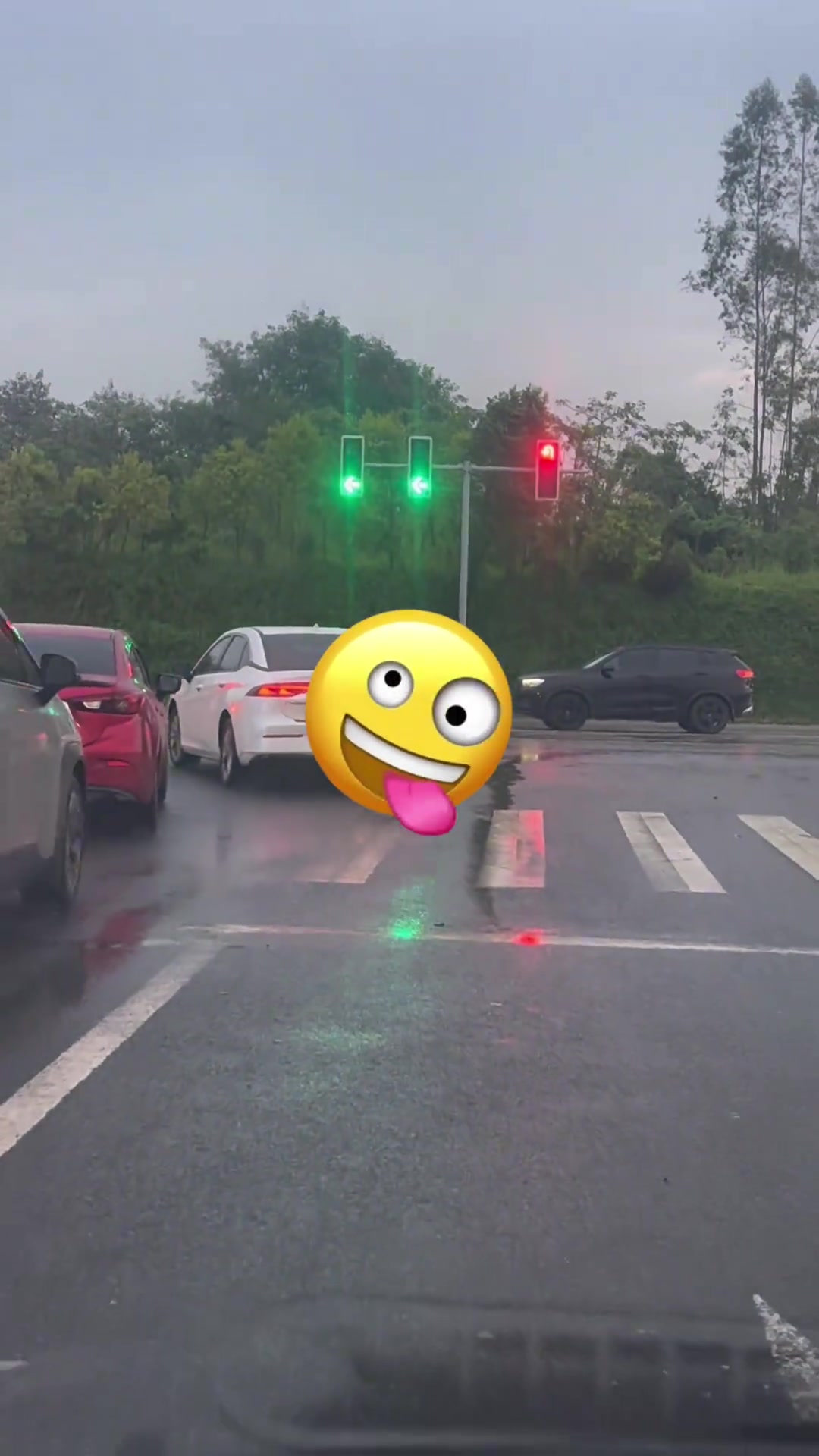 这是调头车道，红灯他左转，有没有知道扣1分还是6分