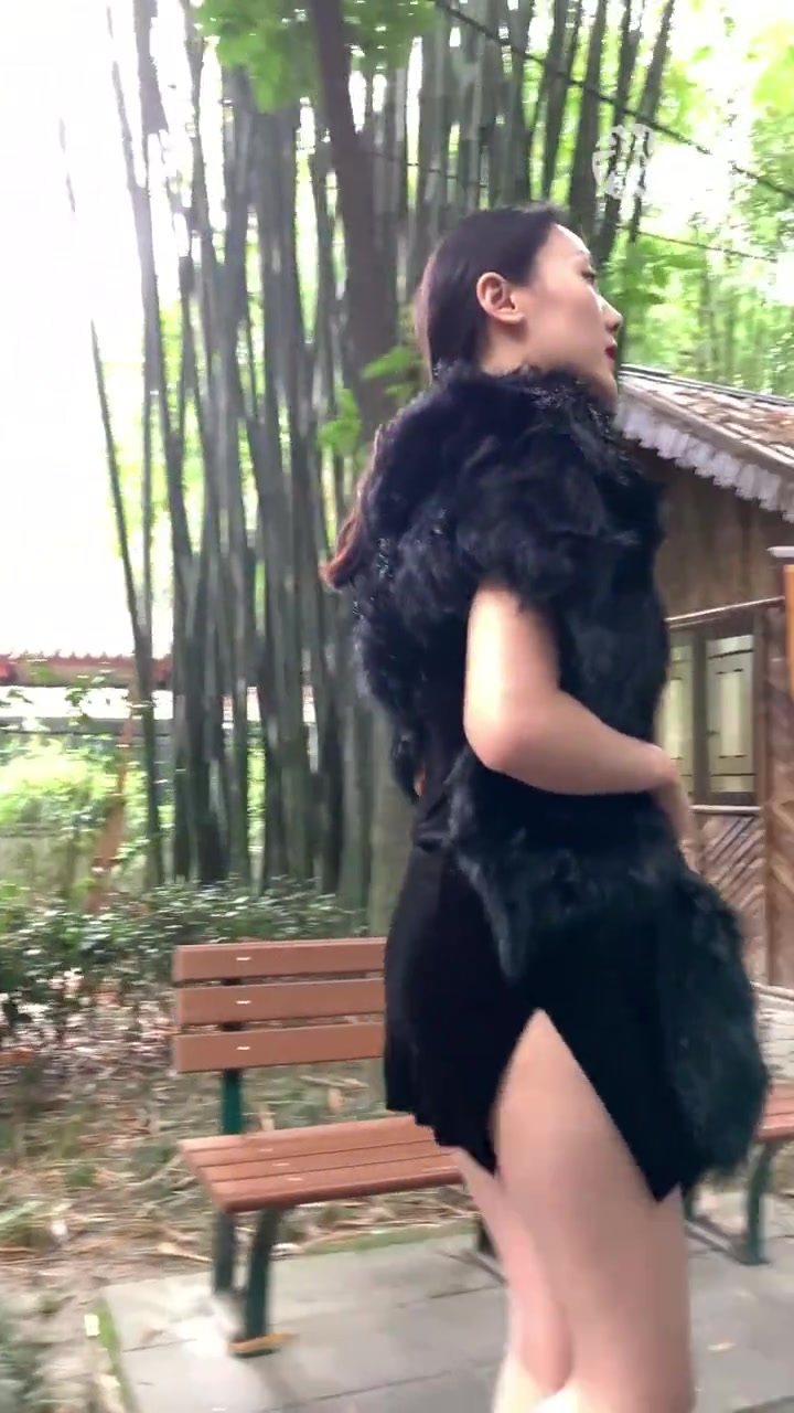 小姐姐这天气是热还是冷啊！！