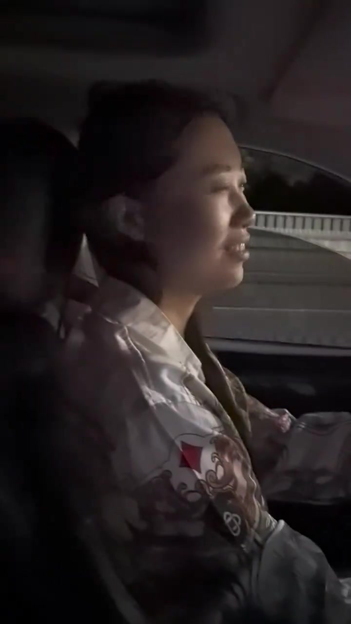 喝了酒的女司机遇查酒驾竟要求交警说：公主请吹气