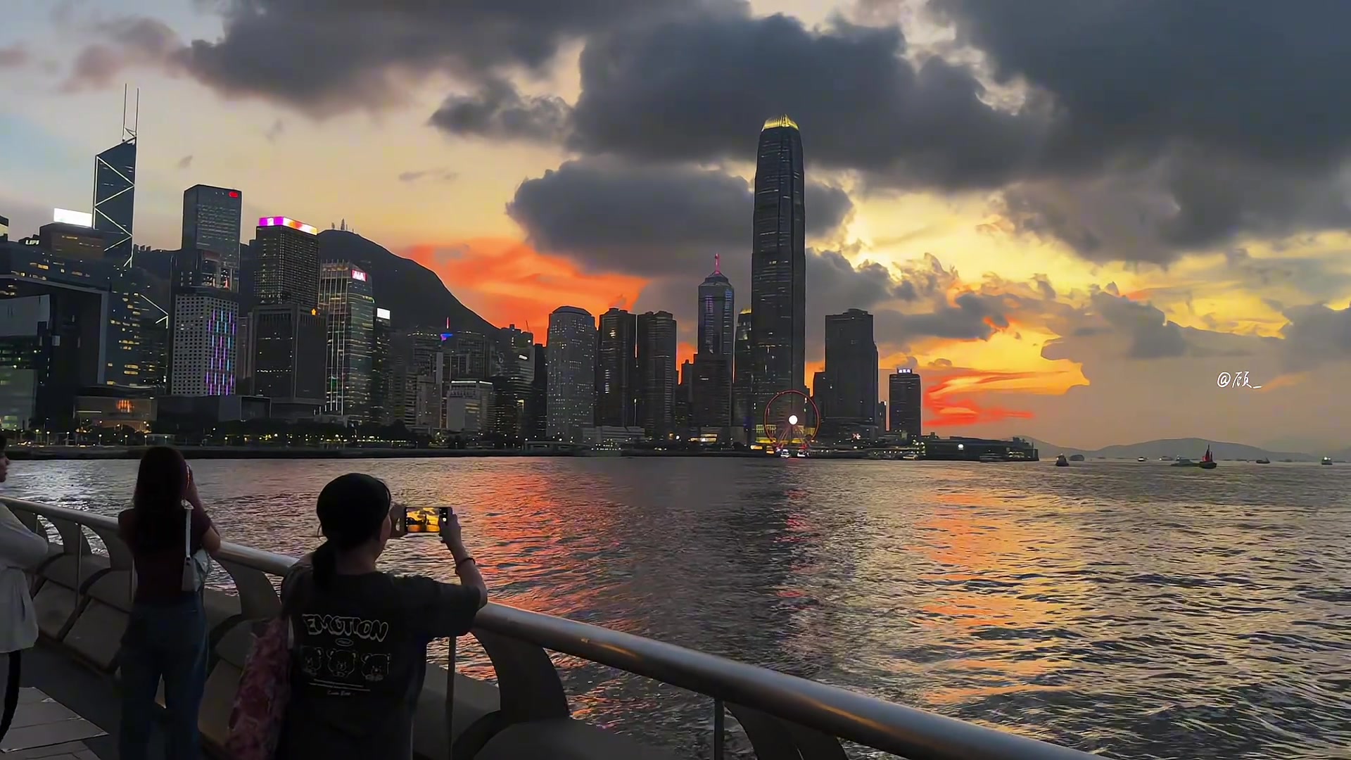 和你在这样的氛围下看海，想想都幸福
