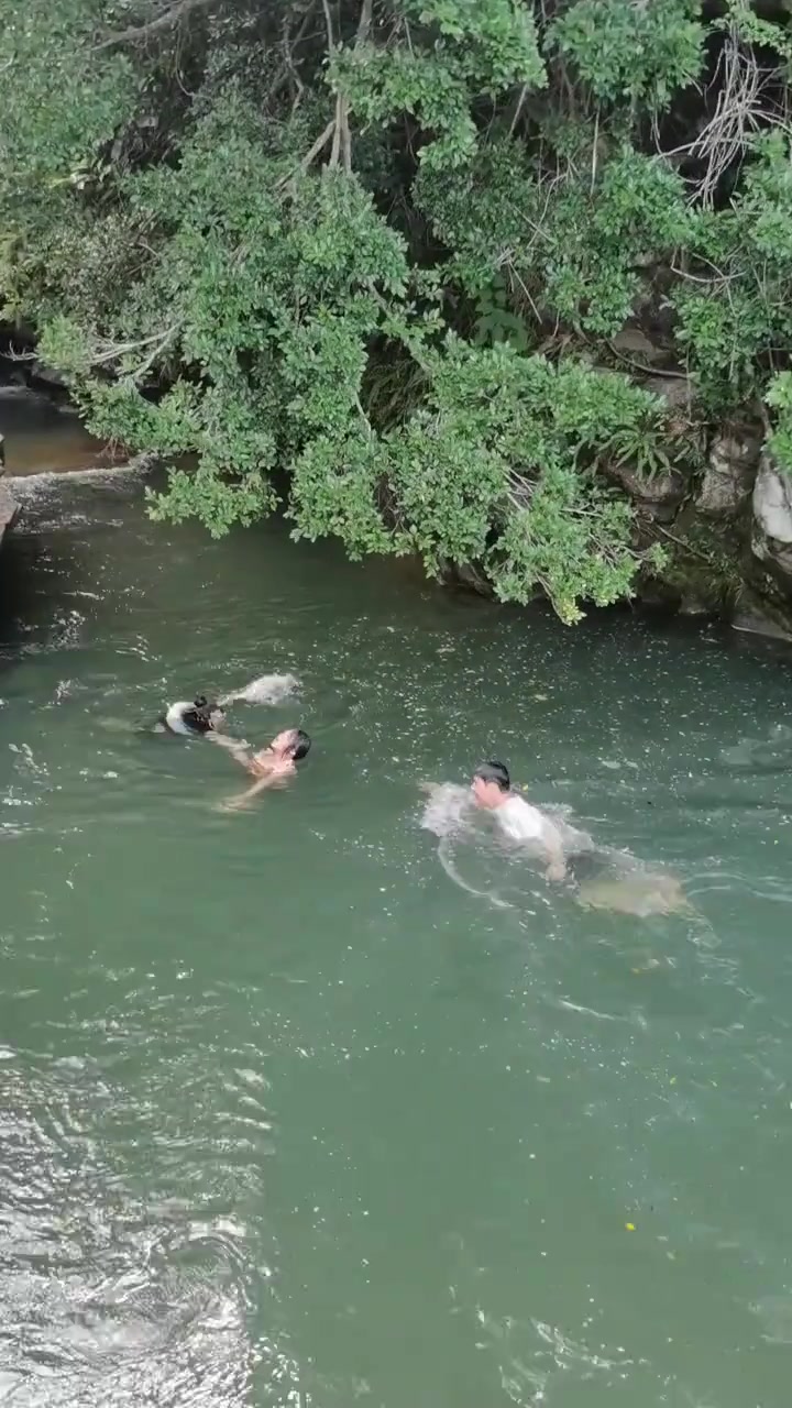 不会游泳千万不要下水目睹快窒息的感觉，还好英雄相救