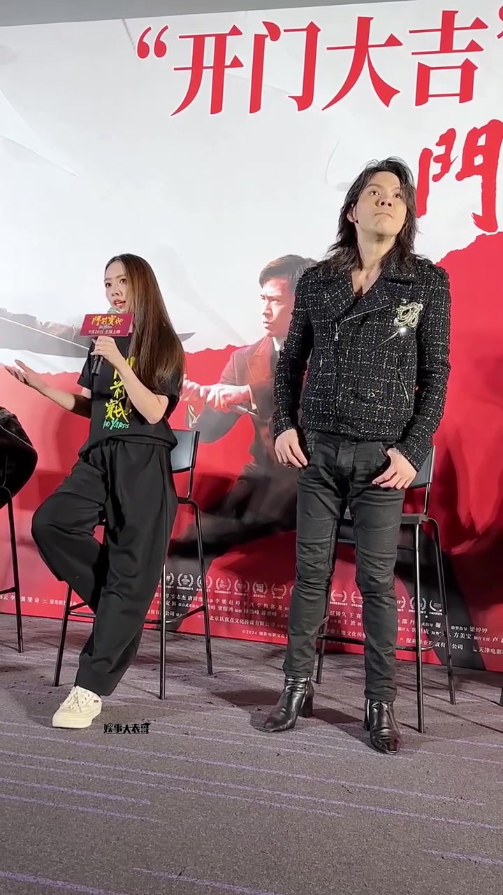 老婆“郭碧婷发言的时候，向佐在旁边好像也很忙！