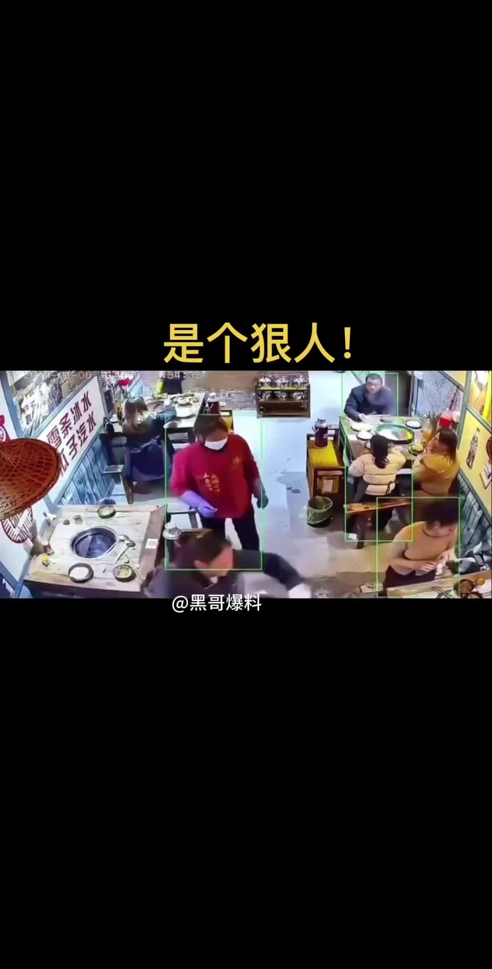女子是个狠人，端起一锅滚烫的汤泼向另一个女子！