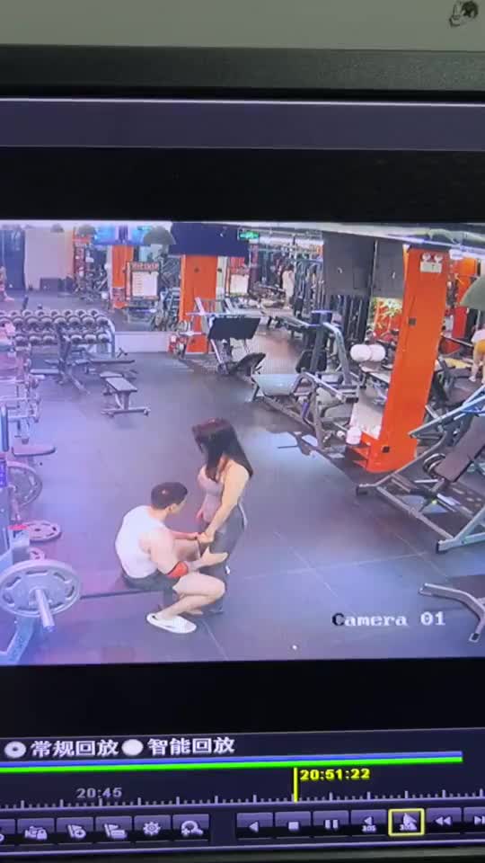 来健身房不好好和器械交流搁这玩花的呢直接人体大风车了