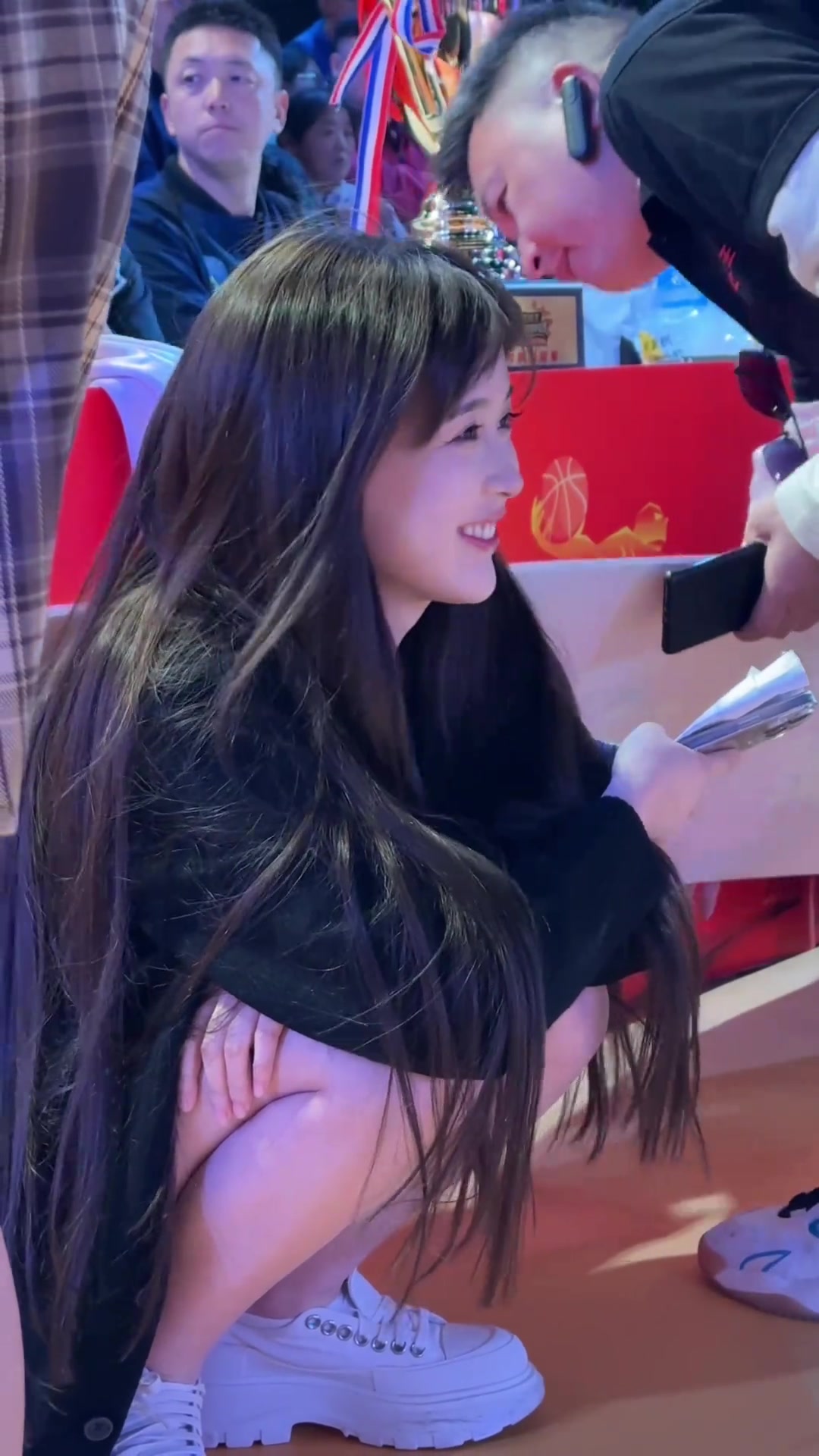 后面这哥们眼神是怎么练的一眼看侧面一眼看前面