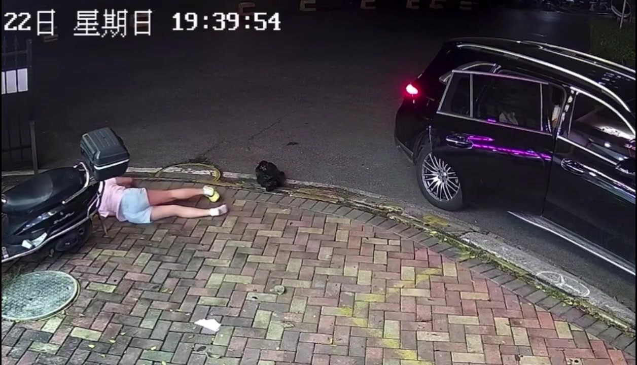 一开始真以为她这一跤不会摔得那么重