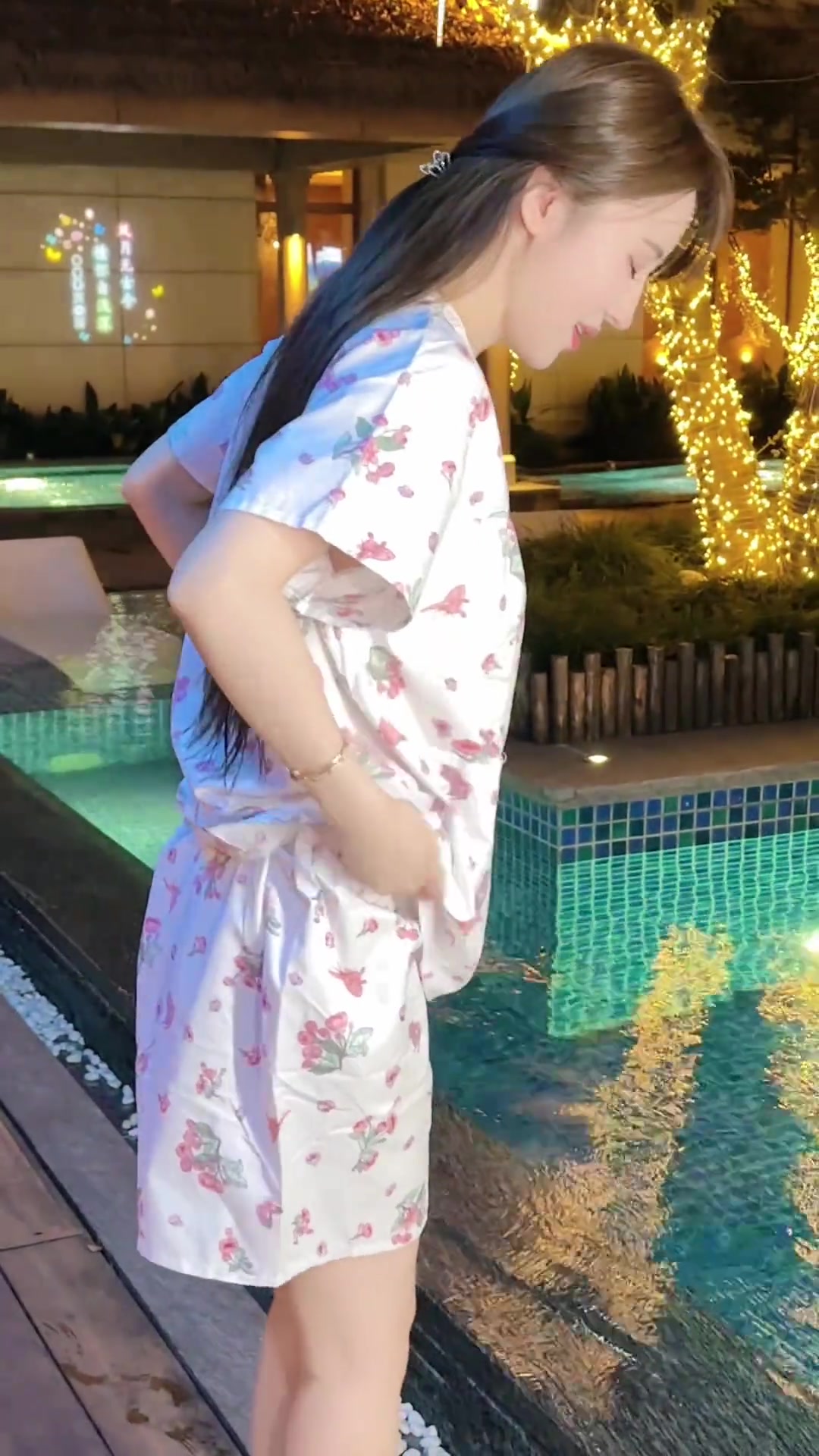 闺蜜要跳下去游泳，一时半会儿不知道该脱哪件了...